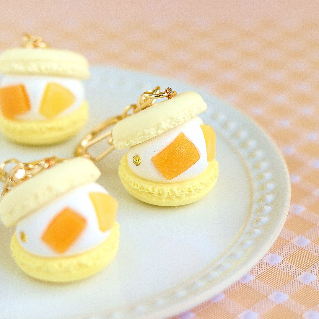 Macaron Keychain (Pineapple / Mango) Yellow Macaron Keychain Fake Sweets Resin Clay - 钥匙链/钥匙包 - 粘土 黄色