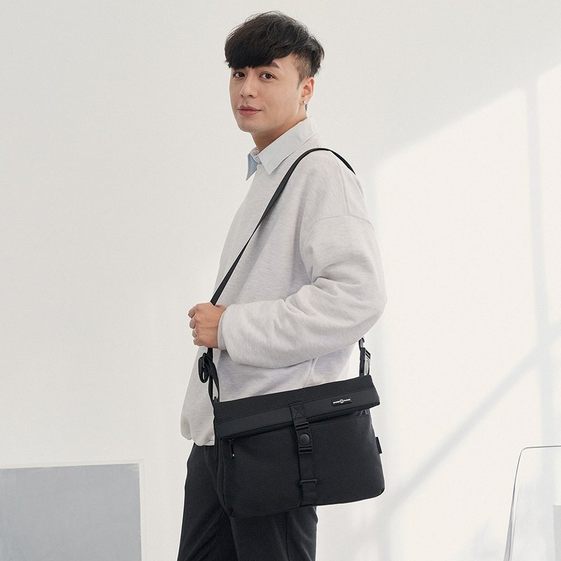 MANDE RHODE - 格纹插扣掀盖斜背包 - A5888K - 侧背包/斜挎包 - 聚酯纤维 黑色