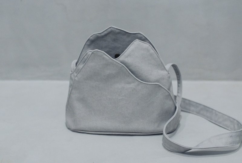 雾白之山 二 灰色 帆布包 全手作侧背包 山岳造形背袋 YuYueBag - 侧背包/斜挎包 - 棉．麻 白色