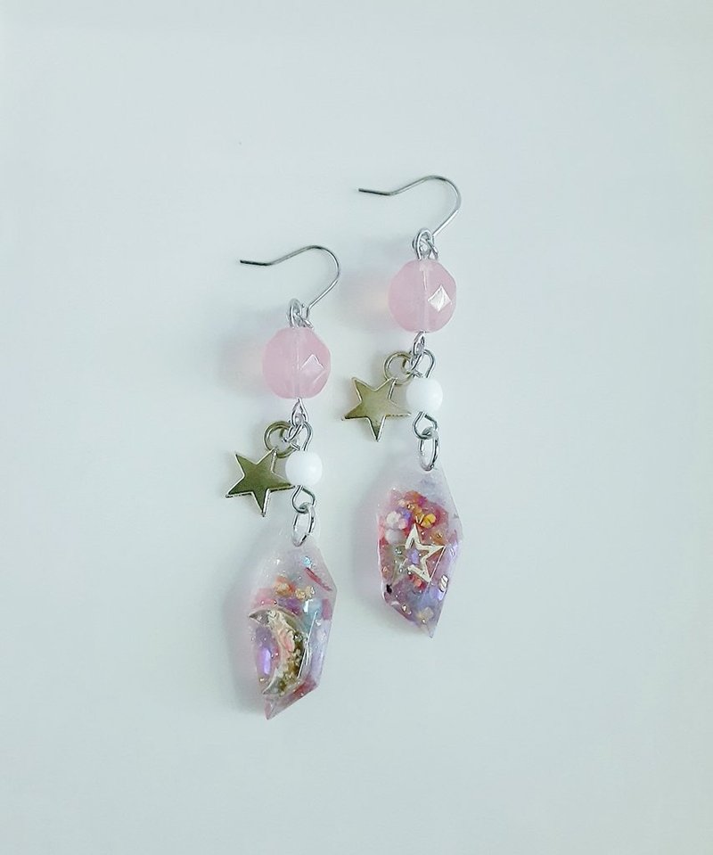 仅有一对。蕴含星辰与弯月的树脂部件，搭配 Fire Polish 捷克陨石珠的雅致粉色耳环。时尚设计，精致礼品，可更换为抗过敏耳针或耳夹。 - 耳环/耳夹 - 树脂 粉红色