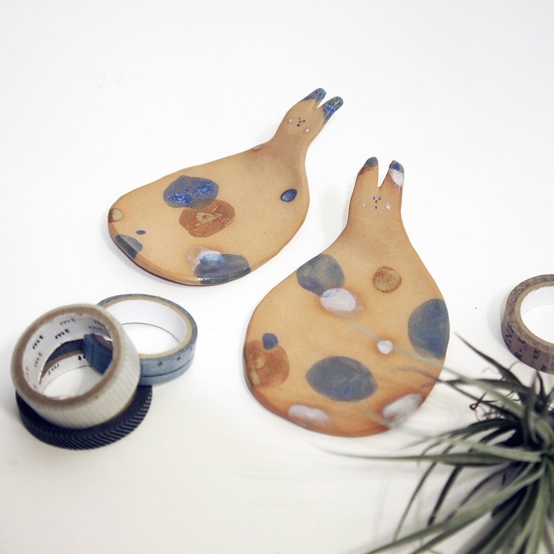 ［手感陶作］陪伴生活-皮斯咔豆皿 - 浅碟/小碟子 - 陶 咖啡色