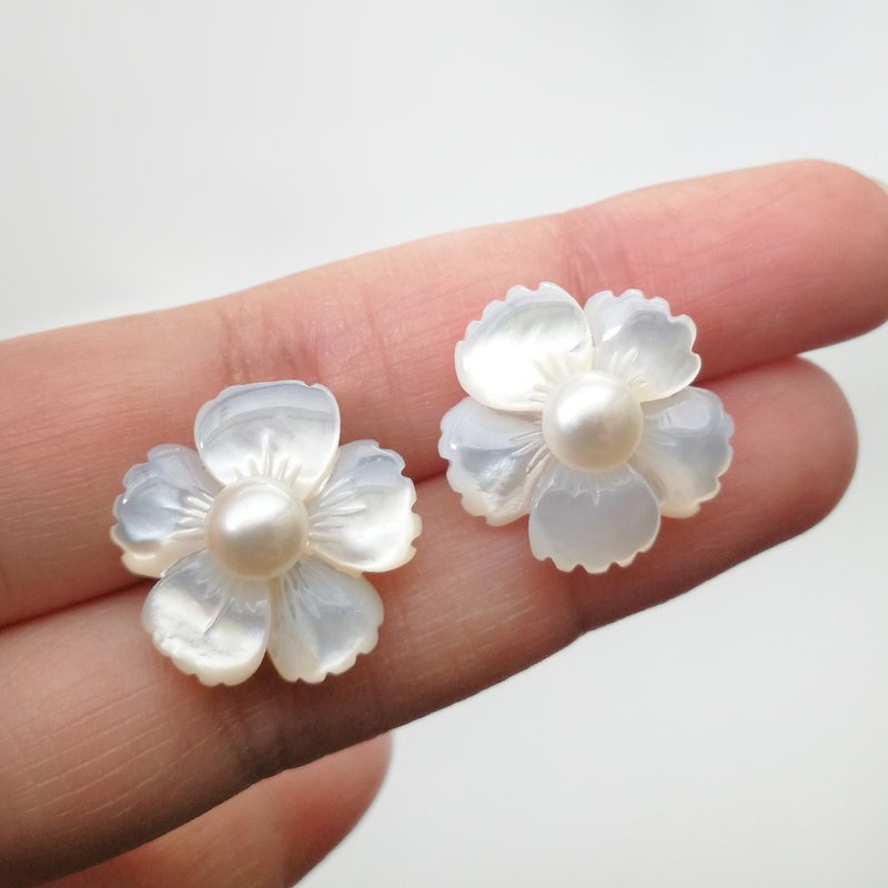 勿忘我- 925 纯银配淡水珍珠及珍珠贝耳环 - 耳环/耳夹 - 珍珠 白色