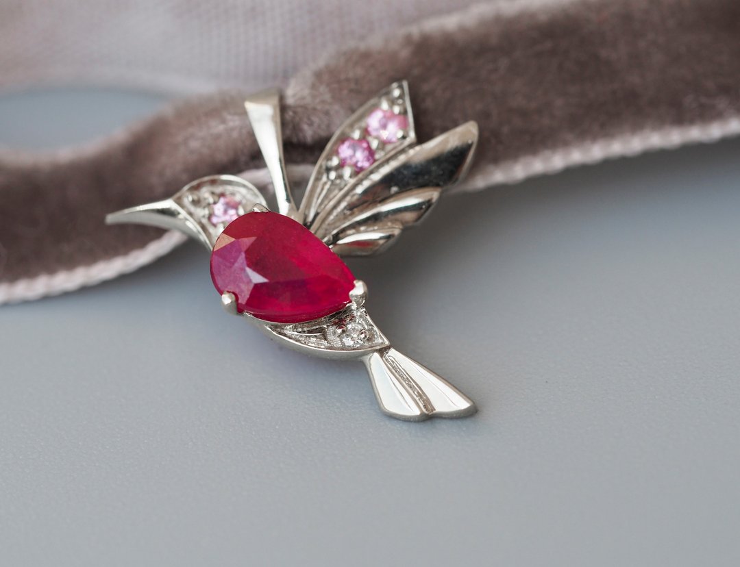 14 kt gold bird pendant with ruby, sapphires and diamond - 项链 - 贵金属 金色