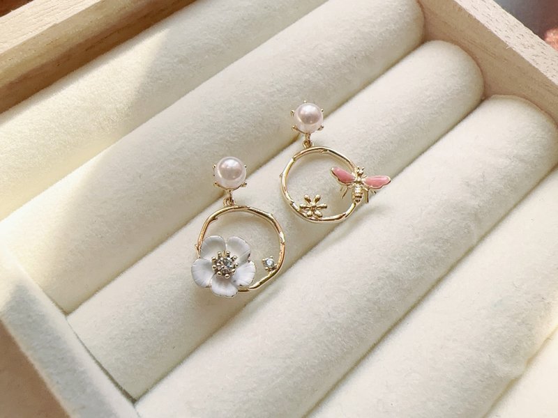 手工珐琅 花朵 蜜蜂 优雅气质 金色 纯银耳环 七夕情人节 - 耳环/耳夹 - 纯银 