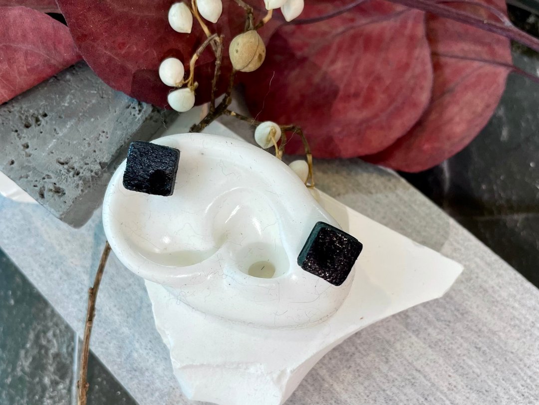 Darkness 极。黑 皮革耳环 意大利手压羊皮 方形 - 耳环/耳夹 - 真皮 黑色
