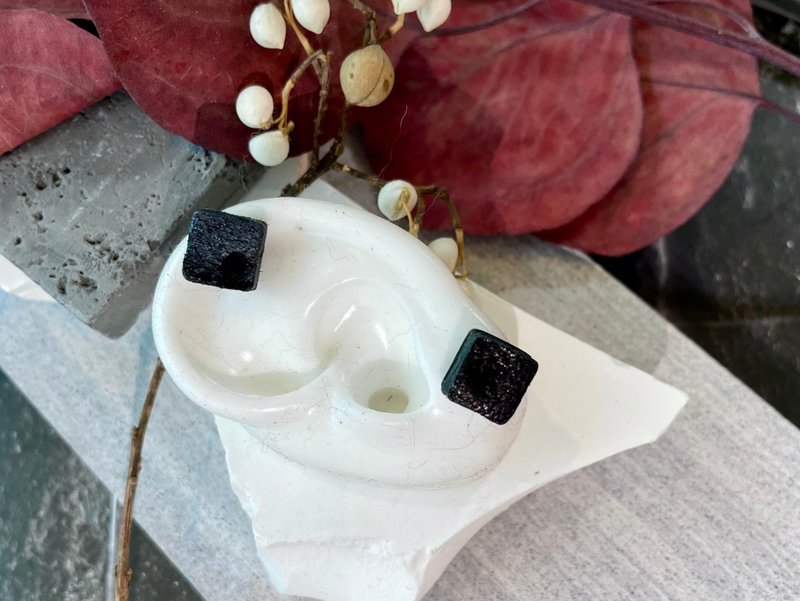 Darkness 极。黑 皮革耳环 意大利手压羊皮 方形 - 耳环/耳夹 - 真皮 黑色