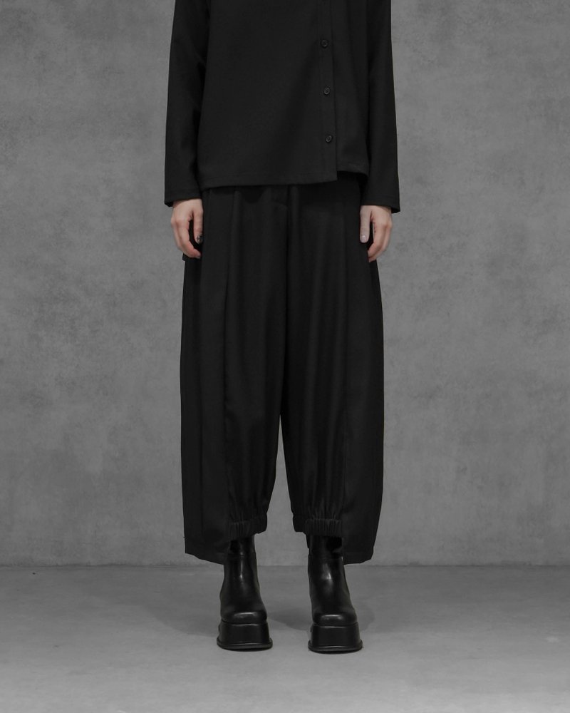 MUKK DESIGN 压褶缩口灯笼裤 - 女装长裤 - 聚酯纤维 黑色