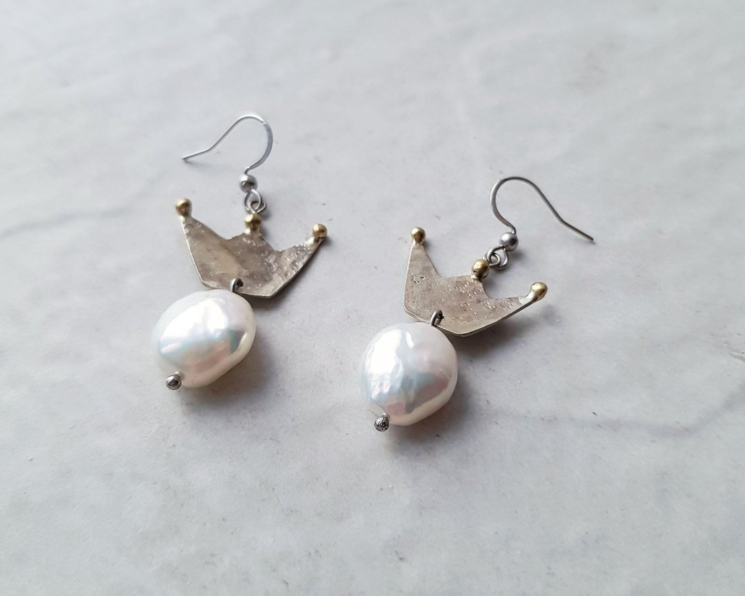 Crown earrings with natural baroque pearls - 耳环/耳夹 - 宝石 银色