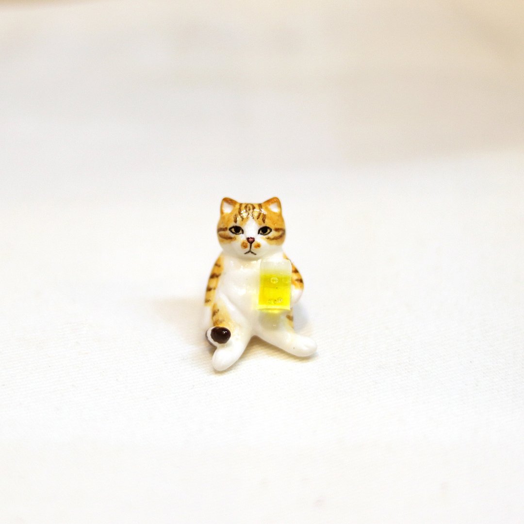 Brown tabby cat drinking beer brooch, Brown cat brooch, Brown cat pin - 胸针 - 粘土 咖啡色