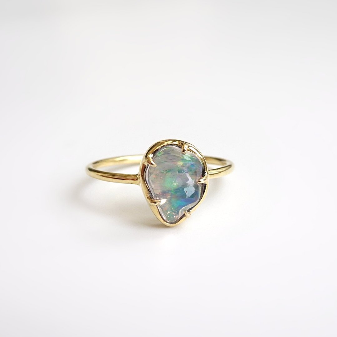 限量现货 - 天然游彩蛋白石 不规则形爪镶 纯 18K 金戒指 0.50ct - 戒指 - 宝石 蓝色