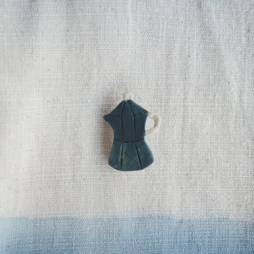 Moka pot brooch / handmade ceramic - 胸针 - 陶 蓝色