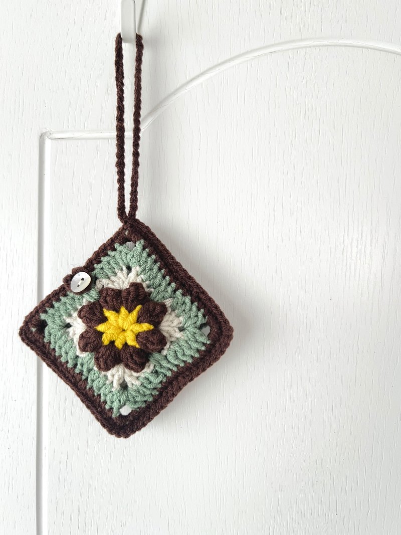 午夜的森林。编织花朵耳机包。黄拼绿拼咖啡色 - 化妆包/杂物包 - 棉．麻 绿色