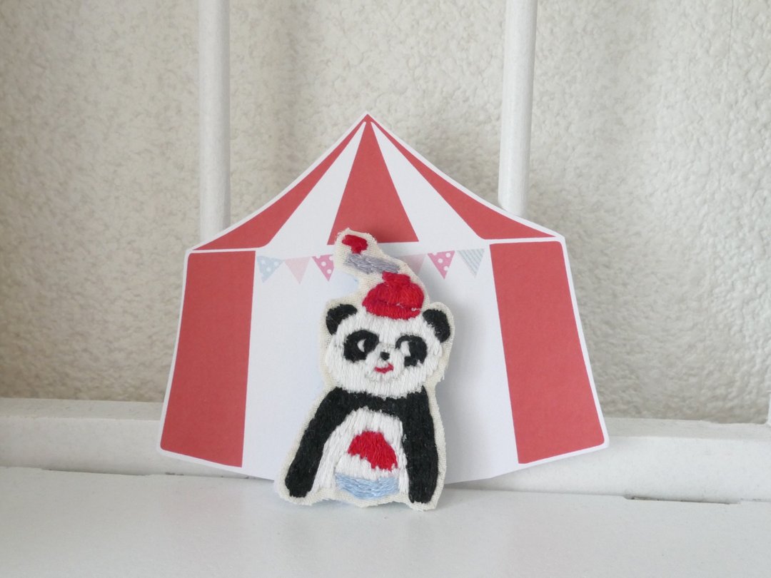 Embroidered brooch Panda-chan shaved ice machine - 胸针 - 棉 红色