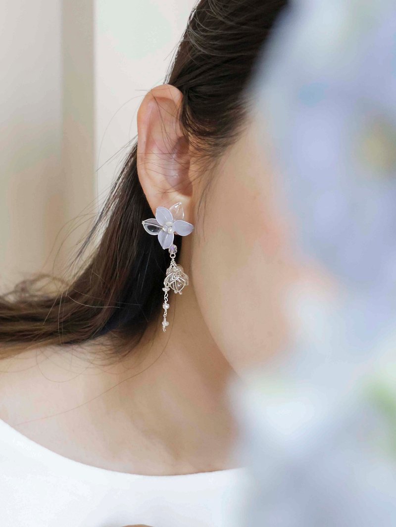 Trillium朱莉安-雪白世界 - 耳环/耳夹 - 树脂 蓝色