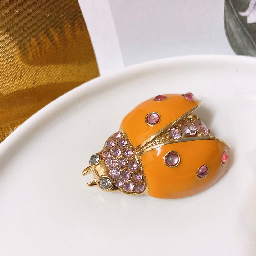 【西洋古董饰品】闪烁厚磅质感橘瓢虫 金珐琅 粉红钻胸章胸针 - 胸针 - 贵金属 橘色