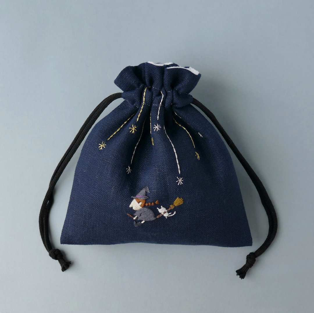 Hand-embroidered drawstring pouch with stardust, witch, white cat and Linen - 化妆包/杂物包 - 棉．麻 蓝色