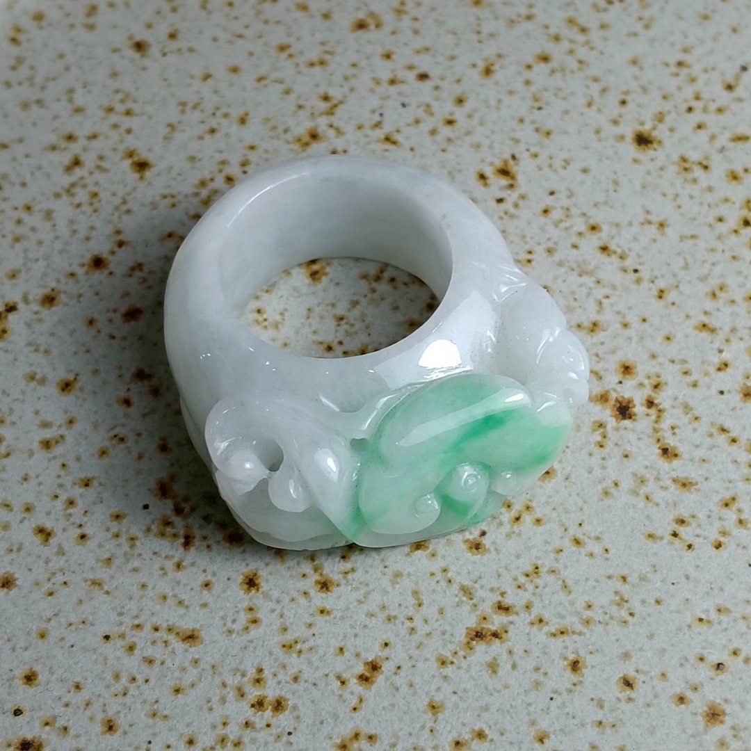 J0204天然翡翠A货 . 细糯豆白飘阳绿丰收板指.收获丰富.戒指. - 摆饰 - 玉石 