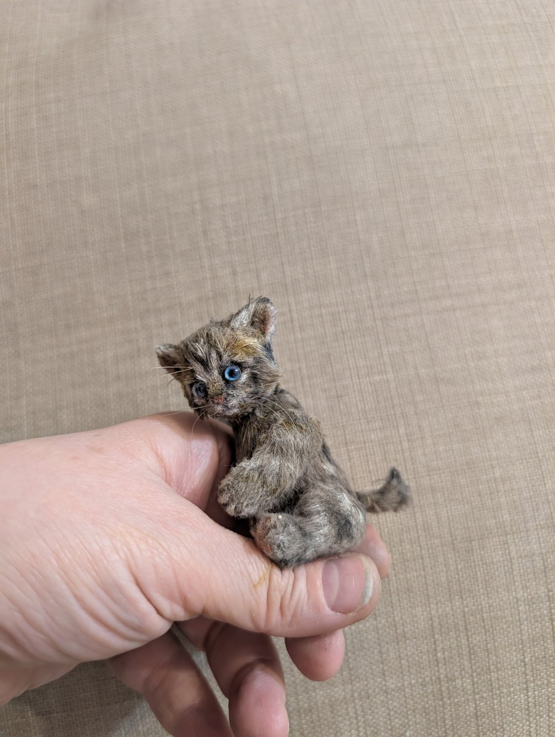 Tomas 猫咪摆饰。高 6.5 厘米。 - 玩偶/公仔 - 其他材质 咖啡色