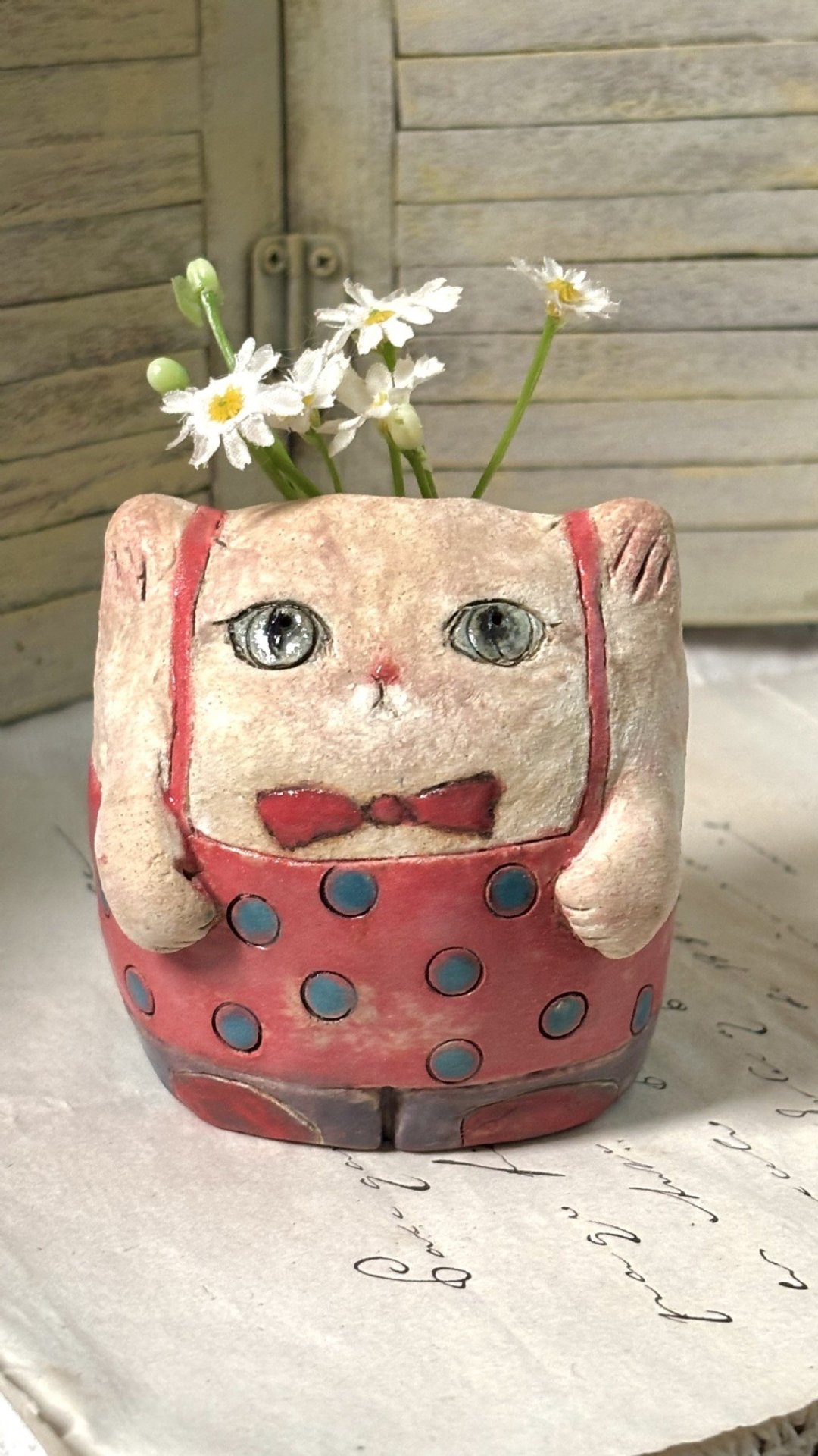 陶偶花器/吊带裙小噜噜 - 花瓶/陶器 - 陶 白色