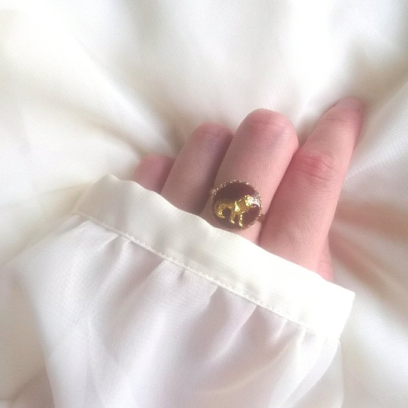 Vintage Lion Circle Ring No.01 (Wine Red / Free Size) - 戒指 - 树脂 红色