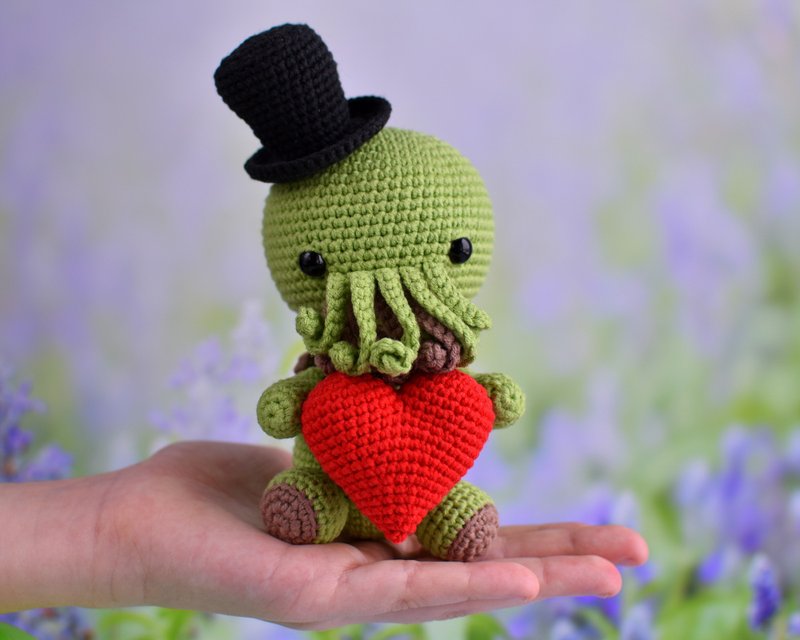 Cthulhu crochet with heart / Top hat Cthulhu / Lovecraft  cthulhu plush - 玩偶/公仔 - 棉．麻 