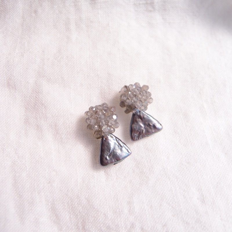 【珍珠刺绣 耳环】labradorite × triangle pearl marusankaku - 耳环/耳夹 - 宝石 灰色