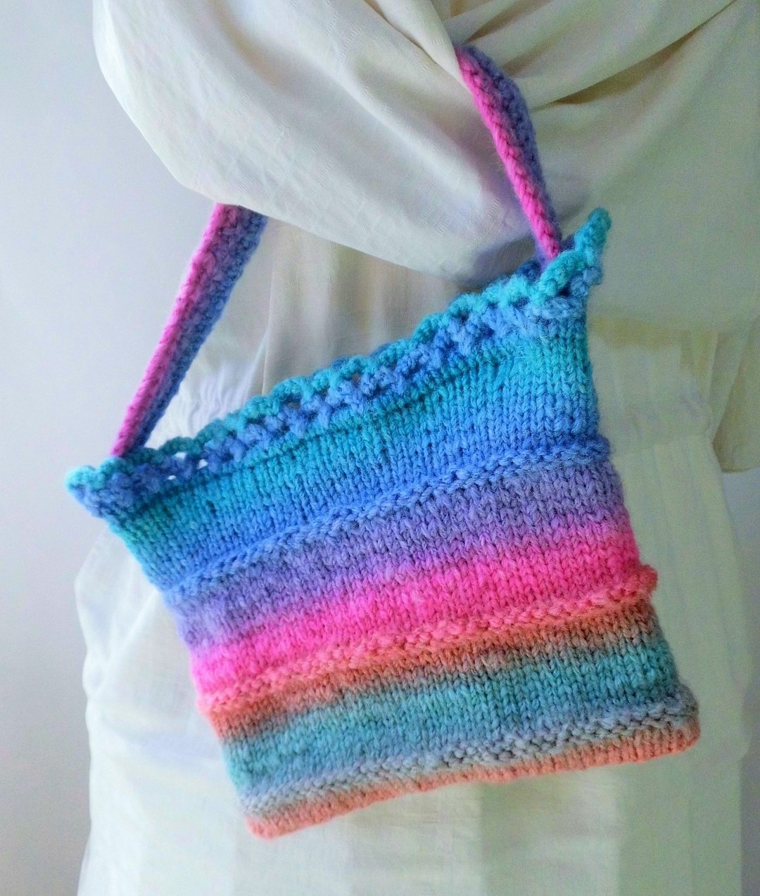 Looking for hand-knitted, small pouches, rainbow colors - 化妆包/杂物包 - 聚酯纤维 蓝色