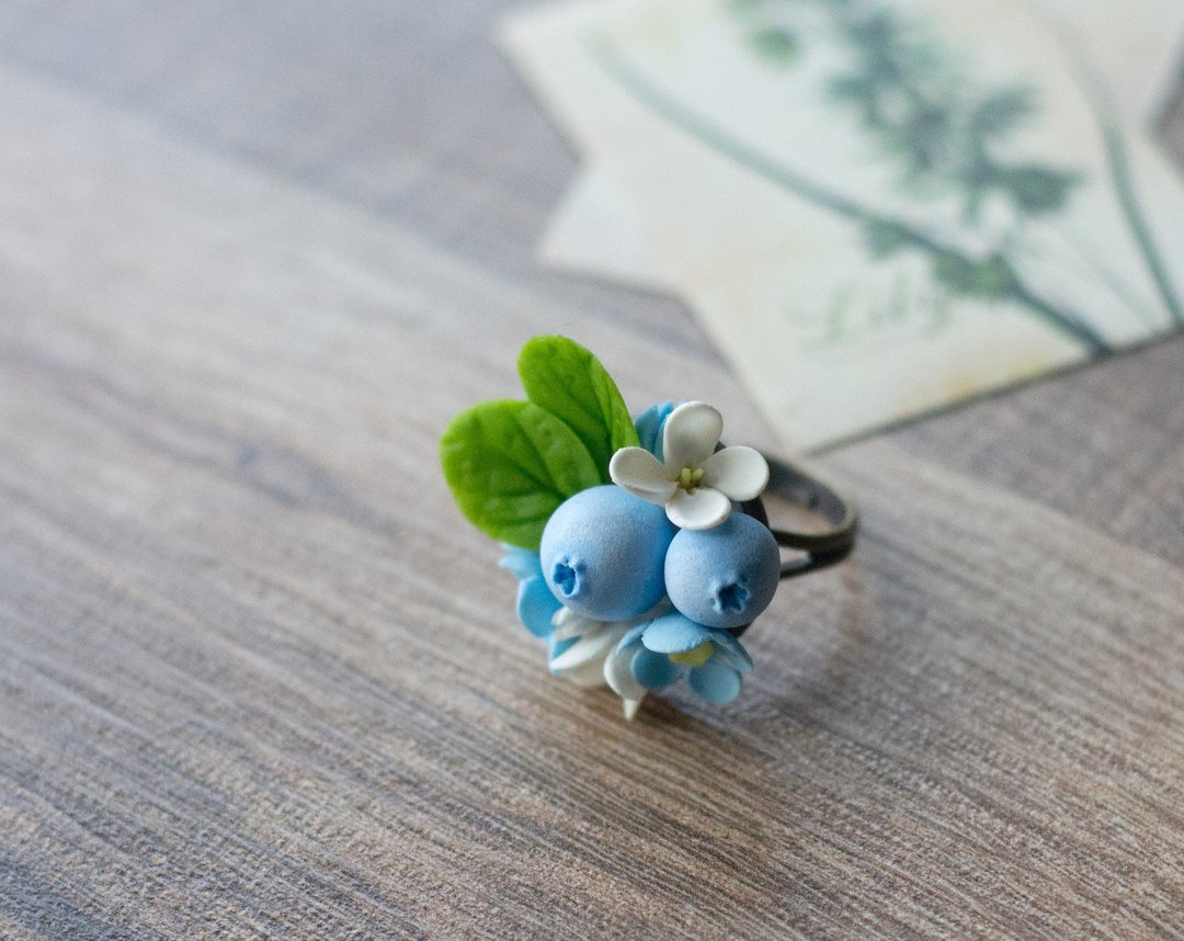 Floral ring with blueberry, white lilac, forget-me-not flowers and green leaves - 戒指 - 其他材质 蓝色