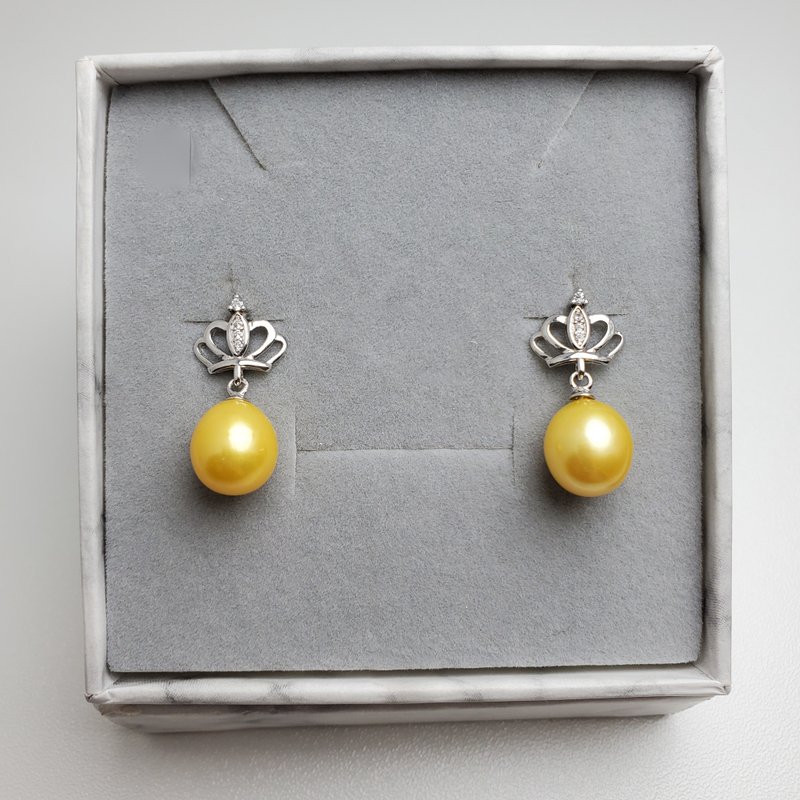 【尊贵皇冠】。925纯银耳环。高贵黄金鹅蛋型淡水珍珠。 - 耳环/耳夹 - 珍珠 金色