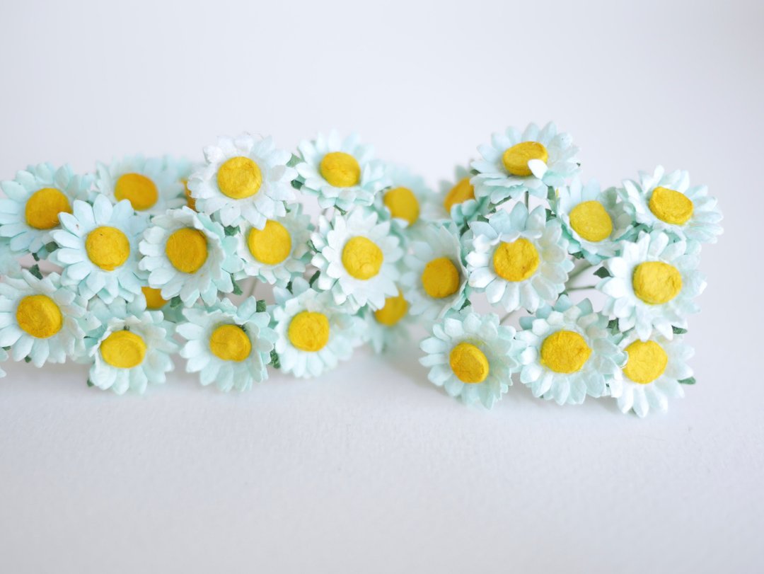 Paper Flower, 100 pieces DIY small daisy flower size 1.5 cm., mint pastel color - 其他 - 纸 透明