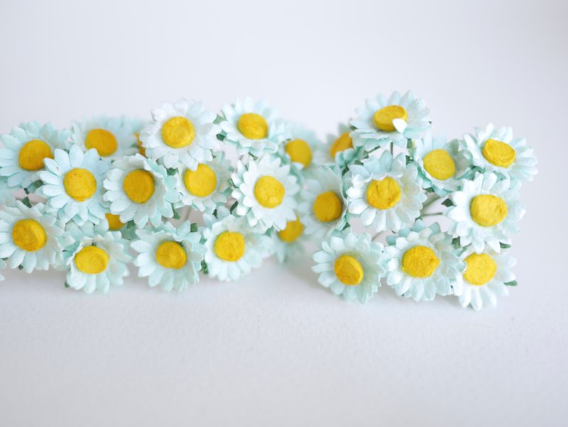 Paper Flower, 100 pieces DIY small daisy flower size 1.5 cm., mint pastel color - 其他 - 纸 透明
