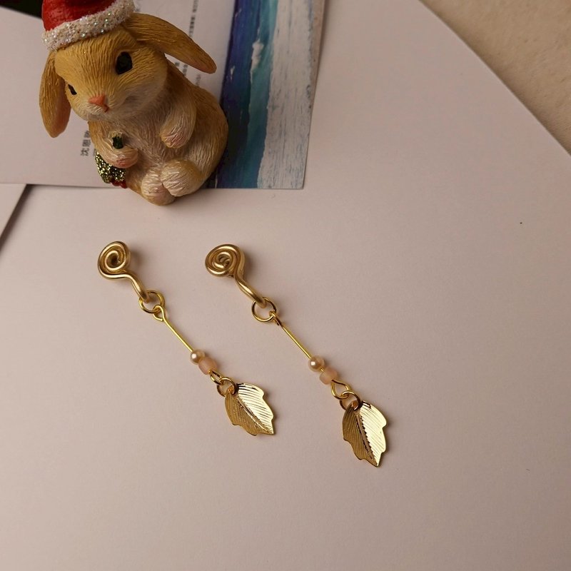 小日菲菲 无痛耳夹 / 金色叶片 - 耳环/耳夹 - 其他金属 