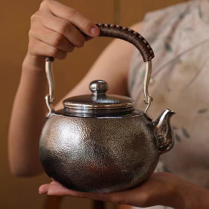 尚幀品大師系列 寸彥同大師手造 三朵錘紋一體銀壺 1350cc - 茶具/茶杯 - 纯银 
