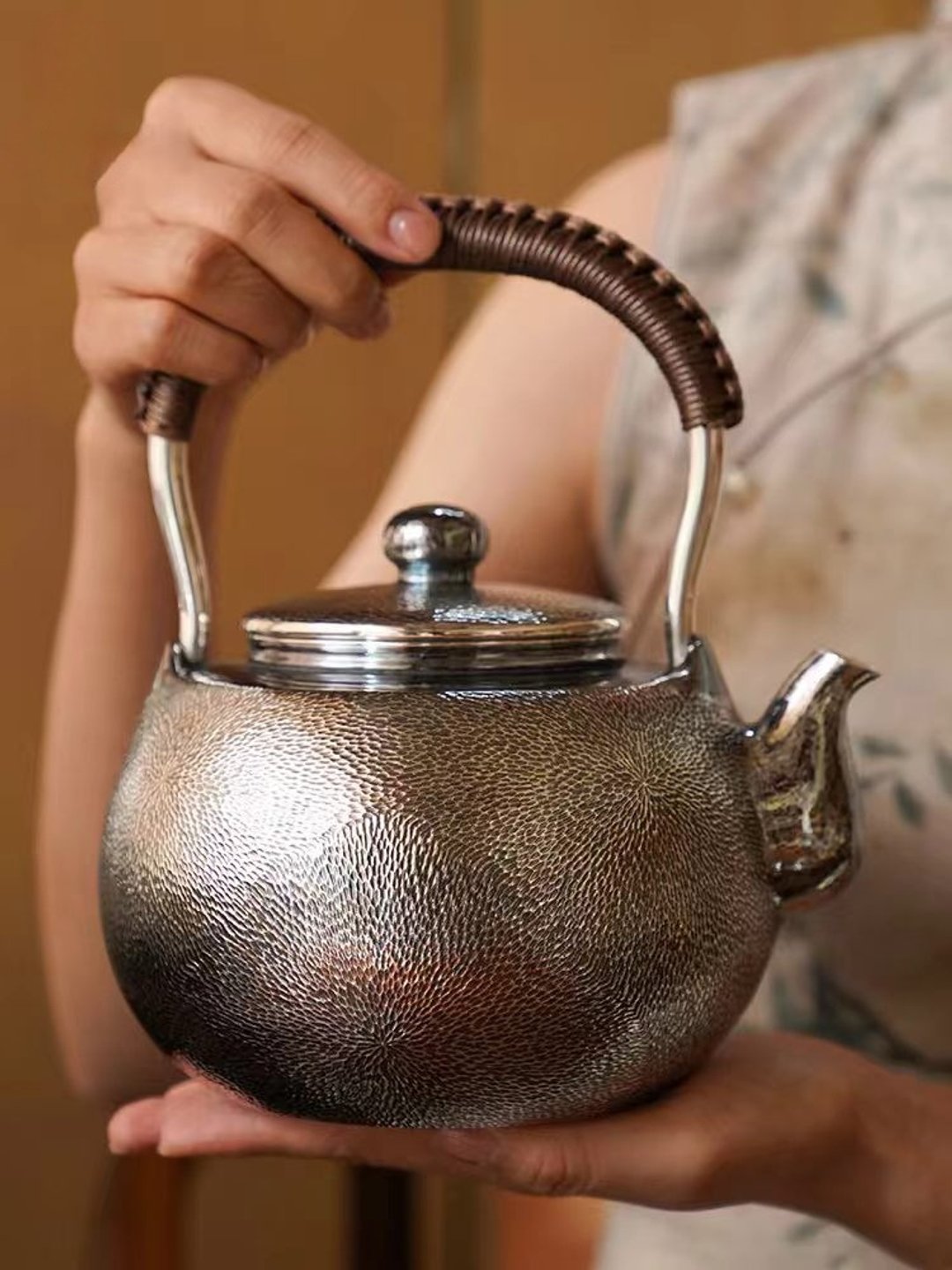 尚幀品大師系列 寸彥同大師手造 三朵錘紋口耳一體銀壺 1400cc - 茶具/茶杯 - 纯银 