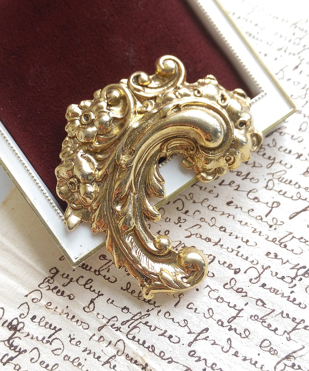 Vintage Jewelry 西洋古董饰品 金色调 新艺术风格 浮雕卷叶 别针 - 徽章/别针 - 其他金属 金色