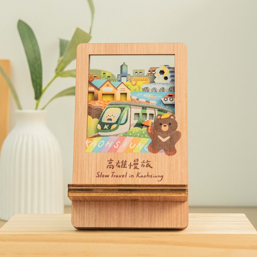 【微风景手机架-高雄慢旅】台湾纪念品 / 名片座 / 办公小物 - 手机座/防尘塞 - 木头 多色