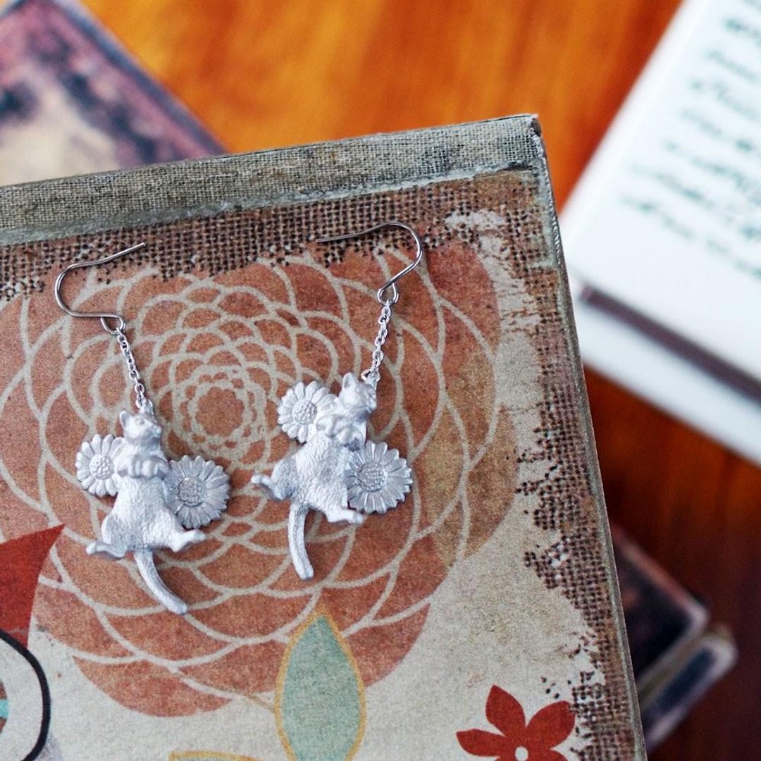 Goron cat earrings matte Silver one ear - 耳环/耳夹 - 其他金属 