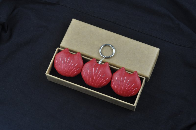 手工刺绣花火猫咪饰品3入 冰箱贴 钥匙扣吊饰 胸针 红色 - 吊饰 - 人造皮革 红色