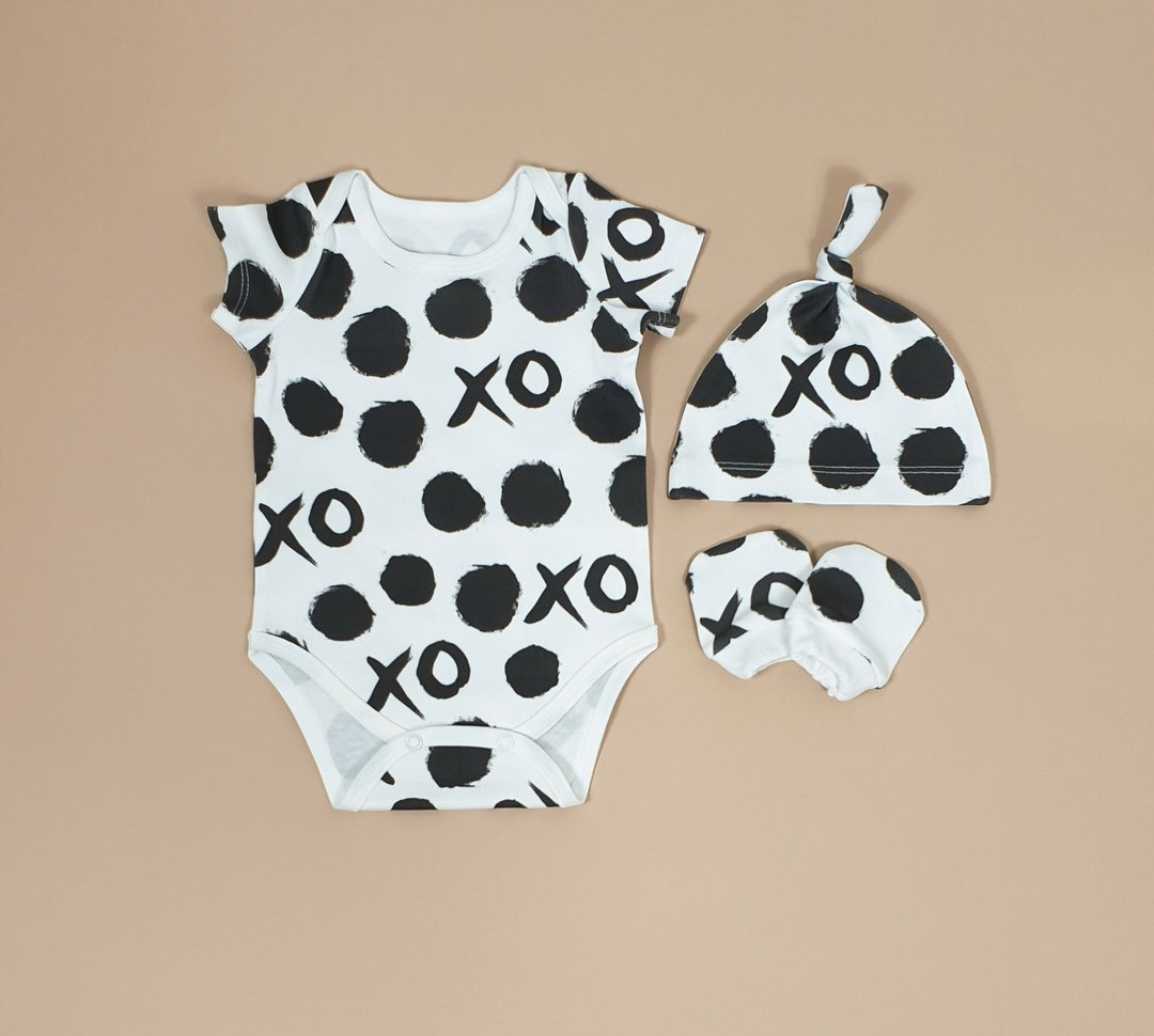 Newborn clothes set of 3: baby onesie, knot hat and mittens, size 0-3 months - 满月礼盒 - 棉 