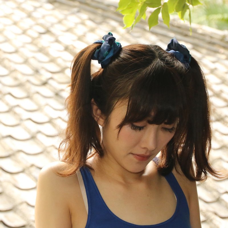 【展现浪漫品味的法式礼盒】蓝色法式梦幻印花 - 纯丝时尚发圈组 - 发带/发箍 - 丝．绢 蓝色