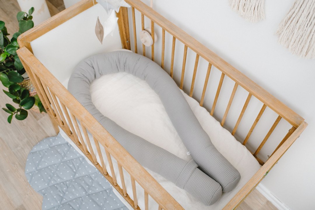 Grey neutral baby crib snake bumper pillow - bumper pad for newborn bed - 婴儿床上用品 - 棉 灰色