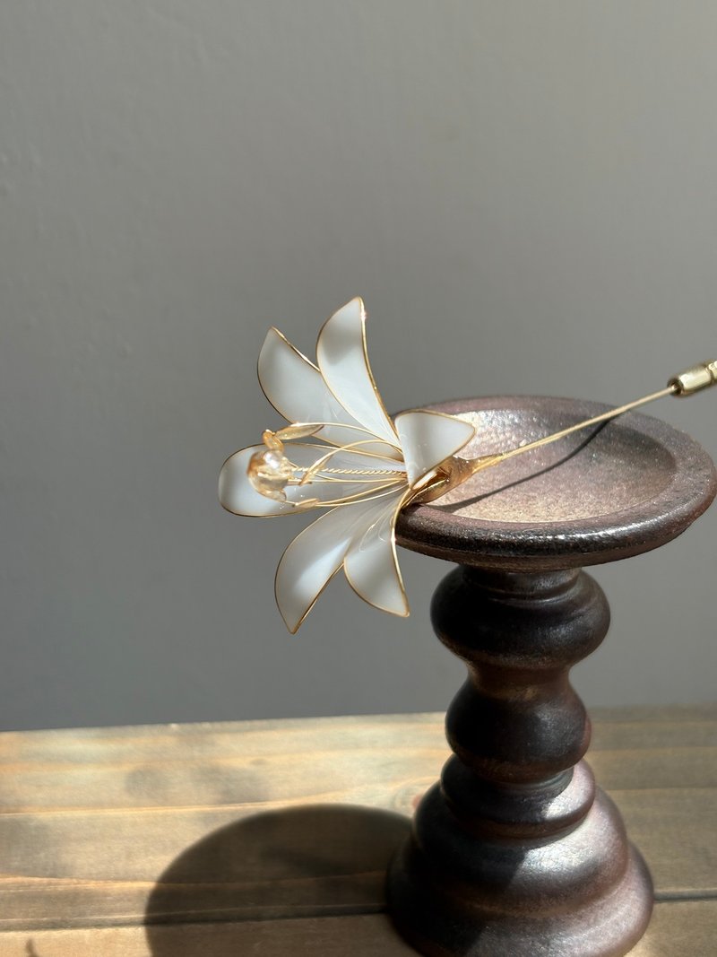 野百合胸针 | Brooch 台湾百合 预购 - 胸针 - 树脂 白色