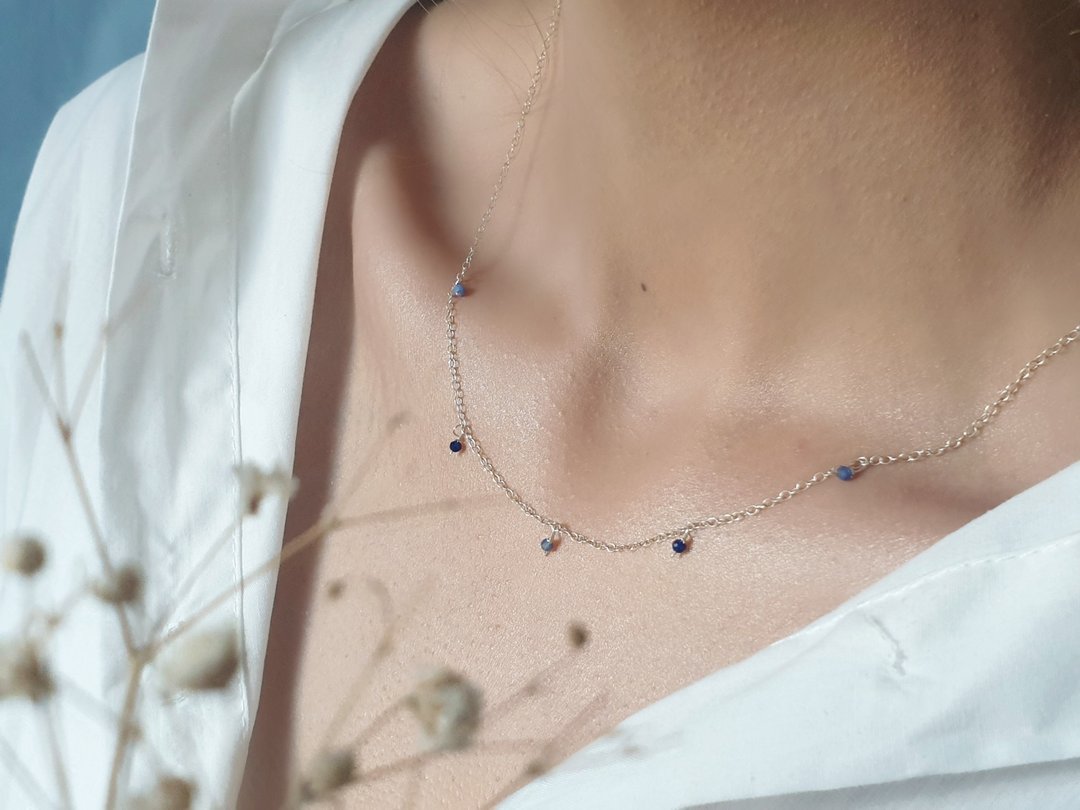 轻珠宝/ 果实累累 Sapphire迷你蓝宝石Choker项链 可调长度锁骨链 - 项链 - 半宝石 蓝色