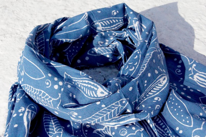 圣诞礼物 交换礼物 限量一件 手织纯绵丝巾 / indigo 植物染蓝染围巾 / 草木染棉丝巾 - 蓝色图腾与鱼儿 毛球流苏 - 丝巾 - 棉．麻 蓝色
