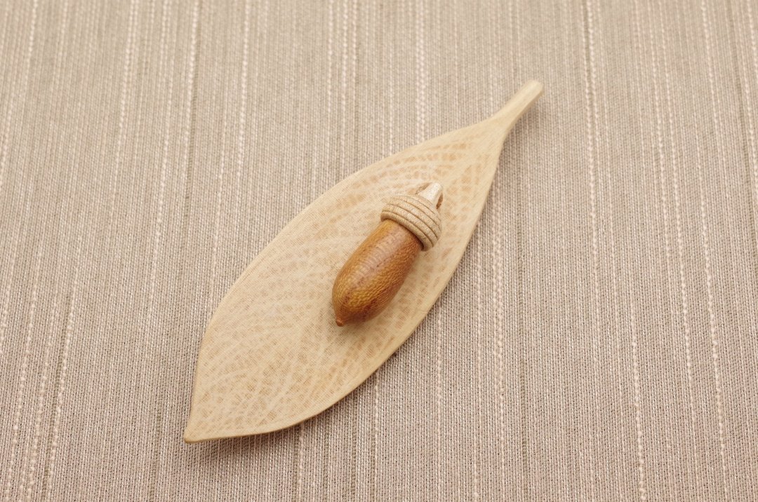 Free shipping | LBR1-6 Wood Carving Leaf &amp; Acorn Brooch [KEYAKI] - 胸针 - 木头 卡其色