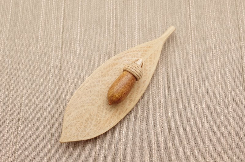Free shipping | LBR1-6 Wood Carving Leaf & Acorn Brooch [KEYAKI] - 胸针 - 木头 卡其色