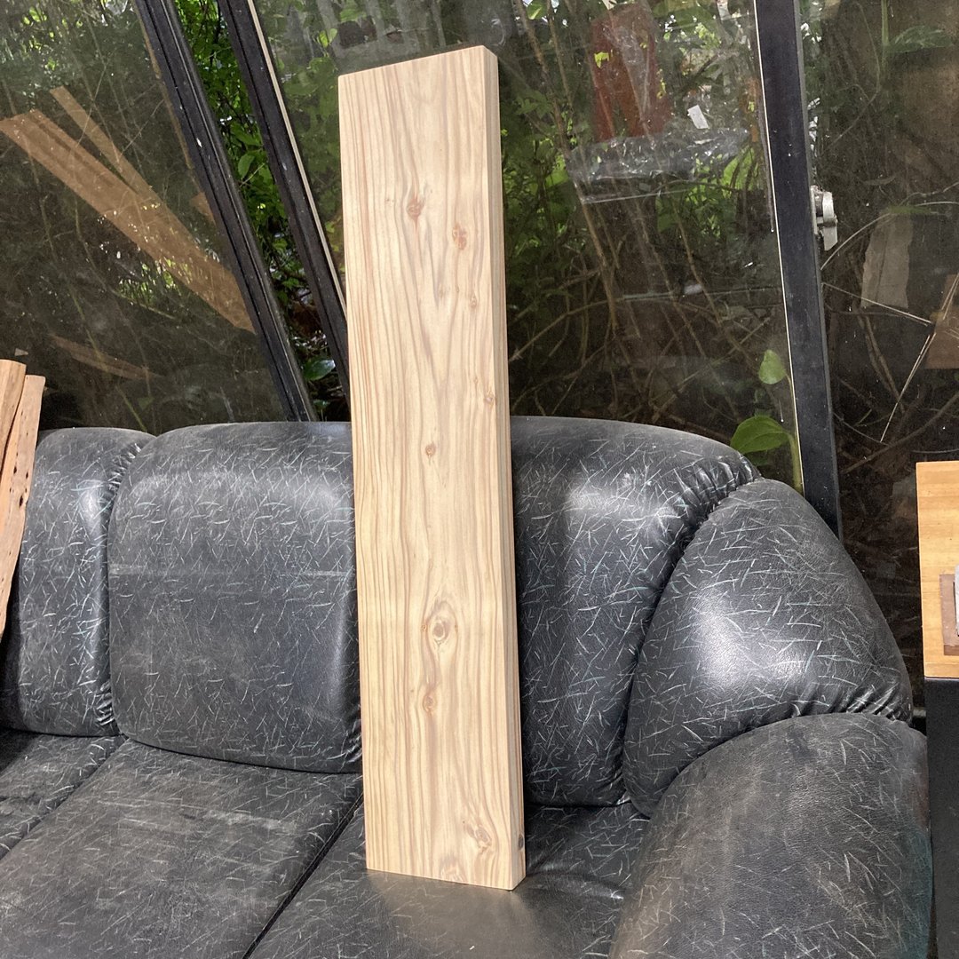 115 x 23 x 5厘米厚　台湾杉木料一件　亚杉　木料　原木板　层板 - 摆饰 - 其他金属 卡其色