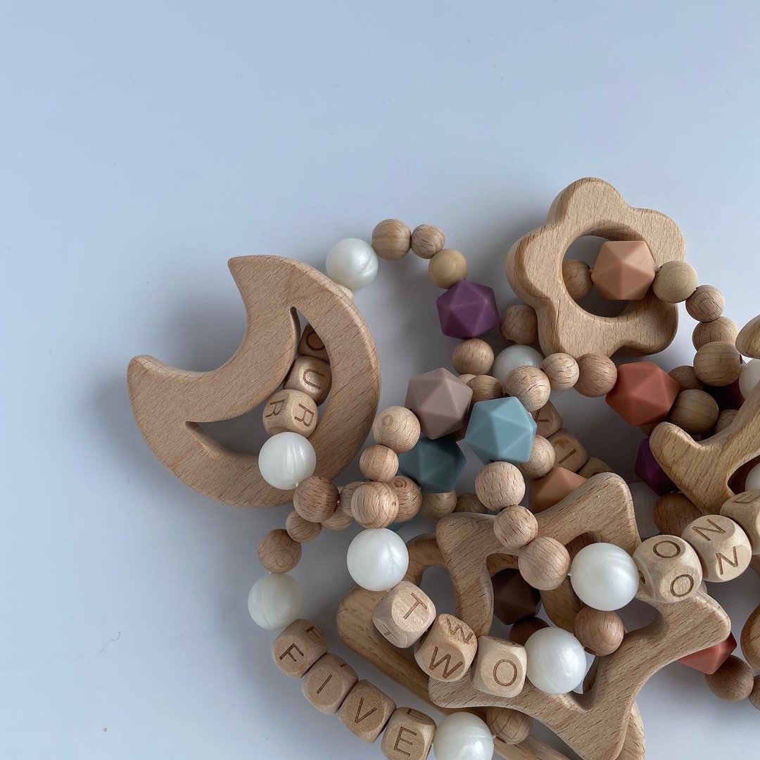 Teething ring with a wooden motif that comes in soft hues - 满月礼盒 - 硅胶 灰色