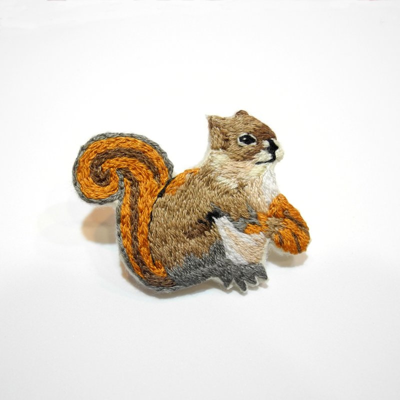 森林系刺绣松鼠 胸针别针 - 胸针 - 绣线 咖啡色