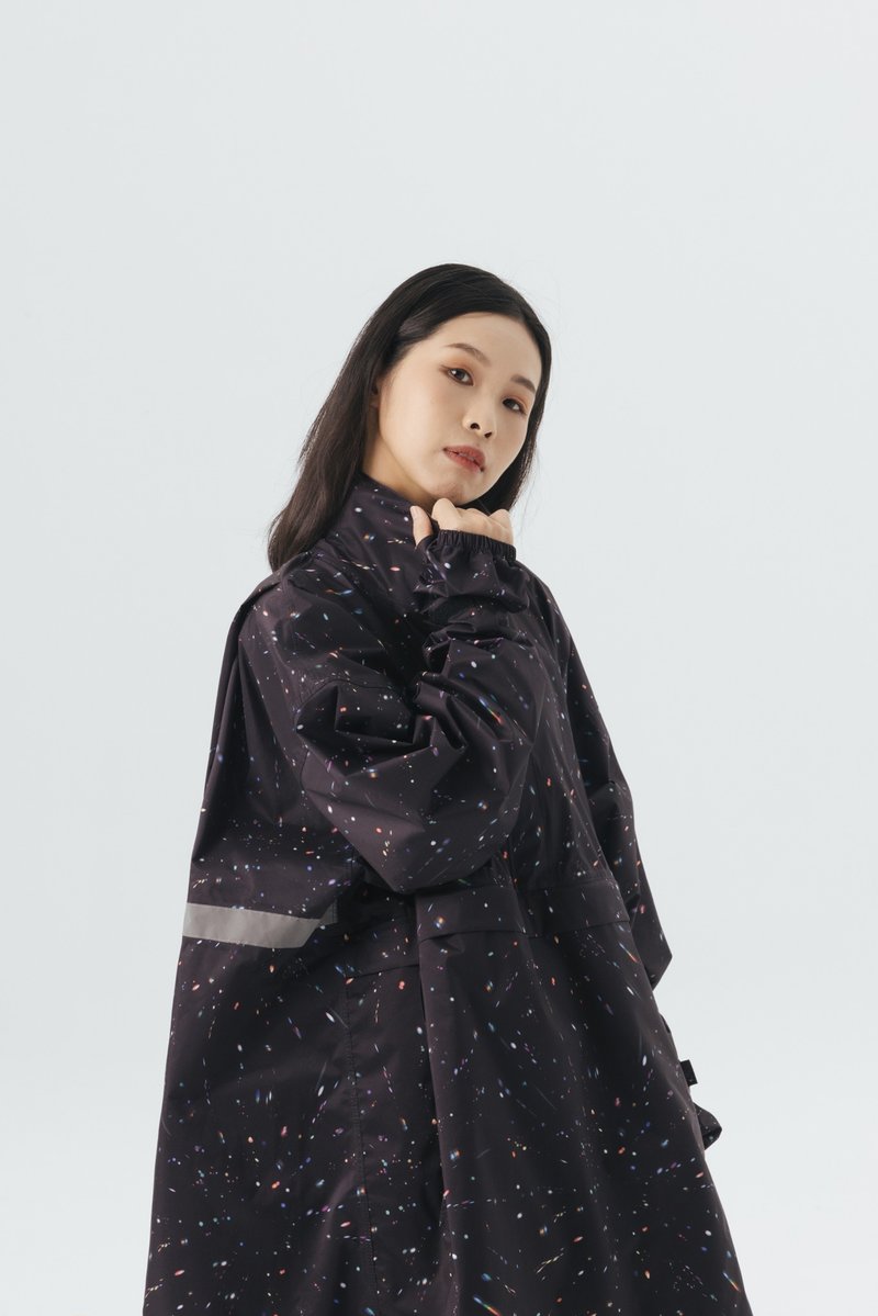 KiU 空气感5秒快穿套头式雨衣 - 宇宙星空 - 酷黑一般尺寸 - 雨伞/雨衣 - 聚酯纤维 黑色